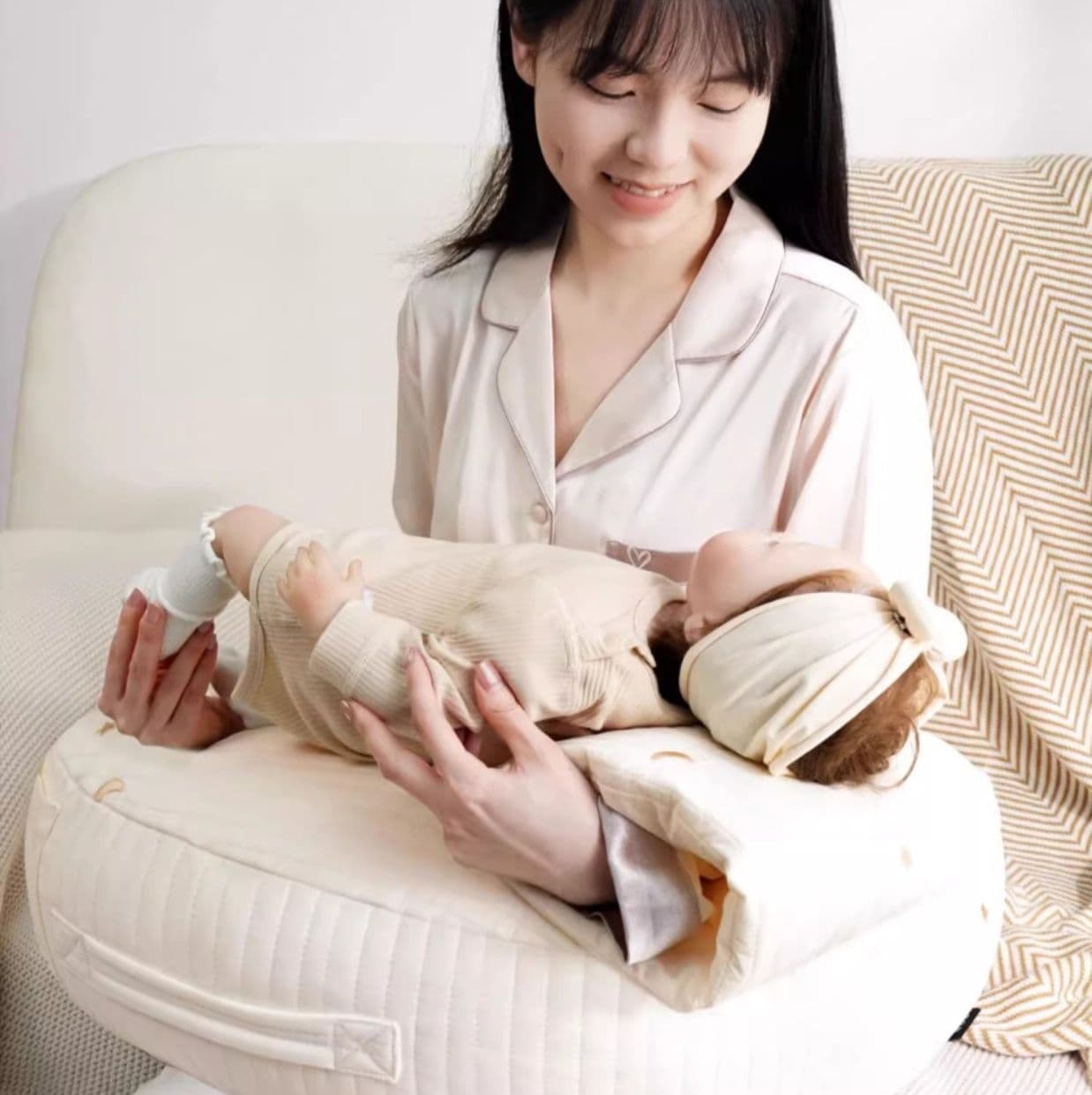 大きめの授乳クッションおすすめ15選！体格の大きいママや双子育児にも